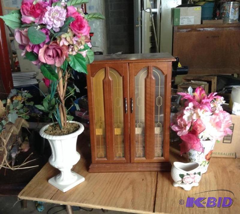 lot 121 image: Home Decor and Jewelry Box