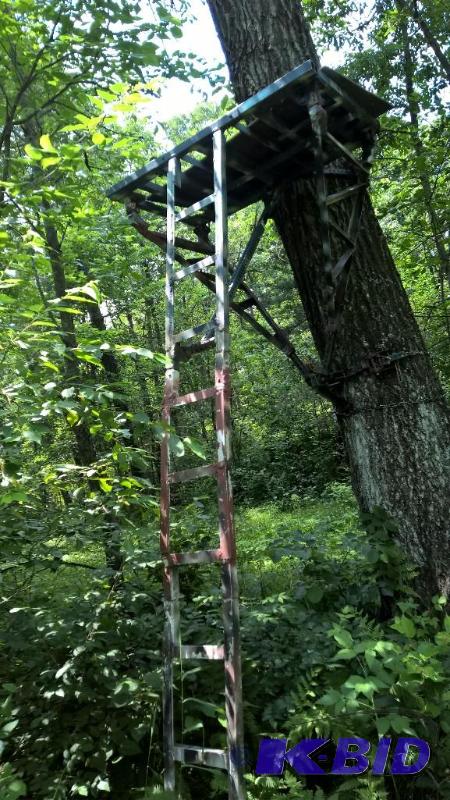 lot 138 image: Homemade  Deer Stand with Camo Deer Stand Cover