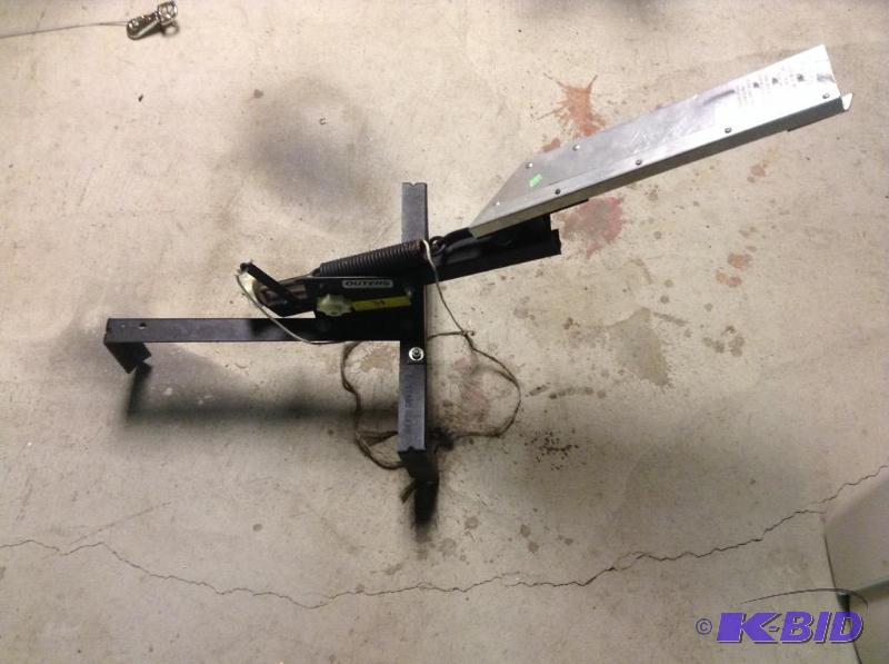 lot 38 image: PULL Automatic Skeet Launcher - Clay Pigeon Thrower