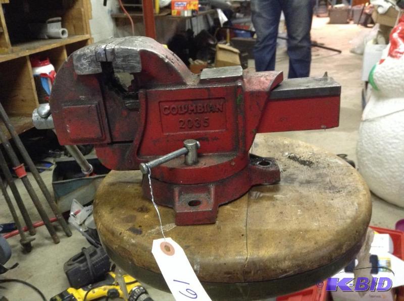 lot 61 image: Large Columbian Vise