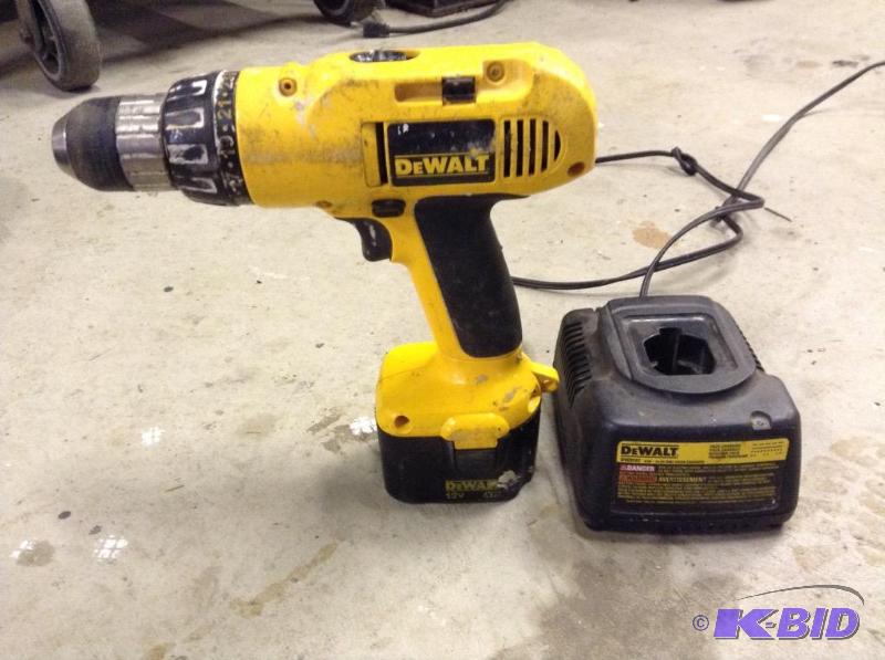 lot 65 image: Dewalt 12v Drill