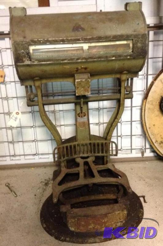 lot 99 image: Neat Antique Scale - Heavy Duty on Swivel