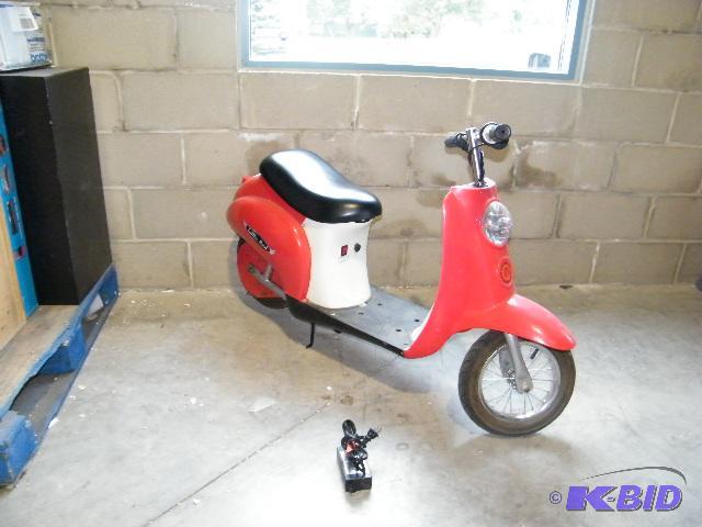 lot 87 image: Razor Little Red Retro Scooter - Comes with&n...