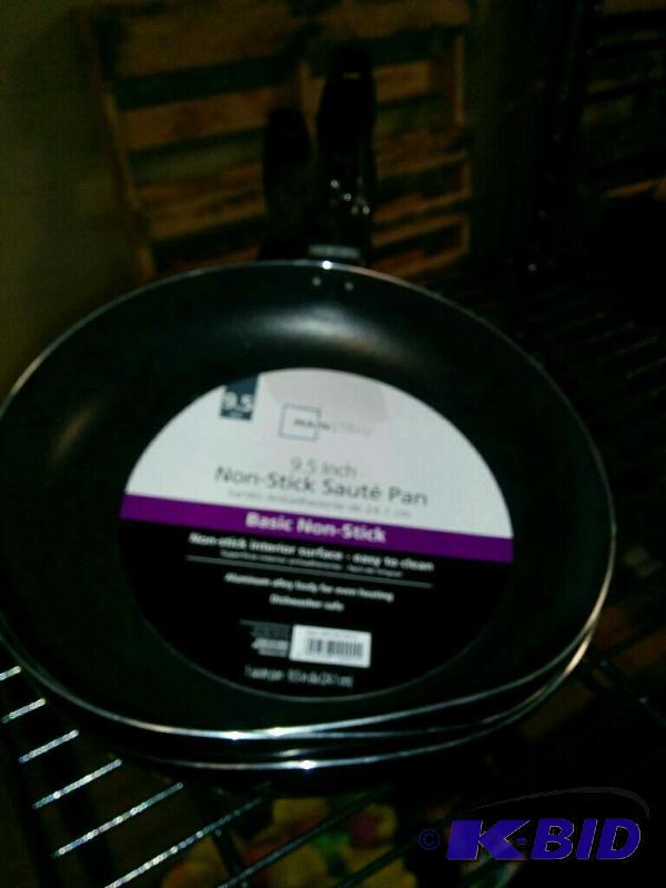 Saute pans, 9.5 (3)