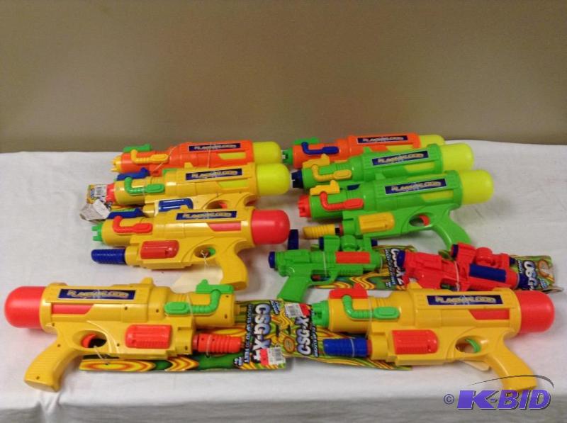 lot 104 image: Large Lot Flash Flood Water Guns