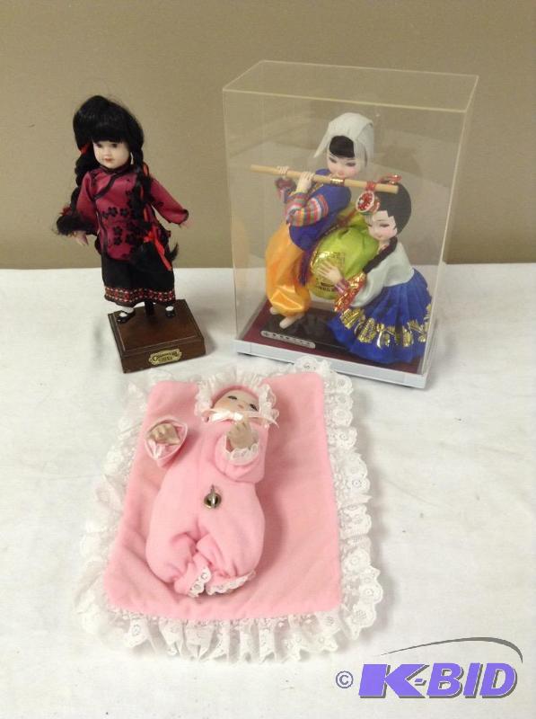 lot 123 image: 3 Collectible Dolls