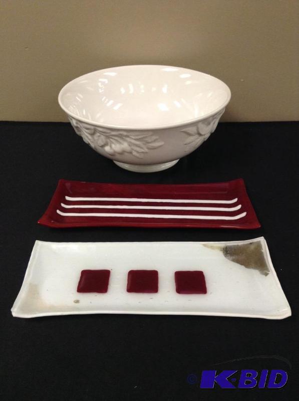 lot 14 image: Mixed Lot with Ceramic Fruit Bowl and Fused Glass Tray