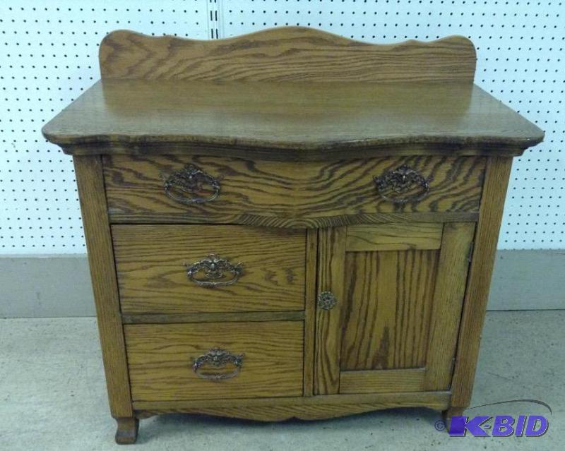 lot 3 image: Beautifully Grained Antique Oak Commode