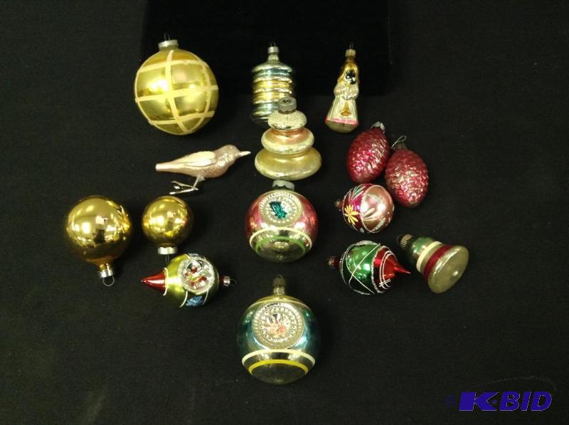lot 33 image: Assorted Traditional Glass Ornaments