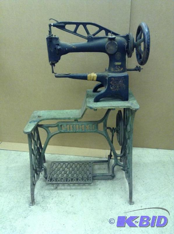lot 63 image: Vintage Metal Singer Sewing Machine