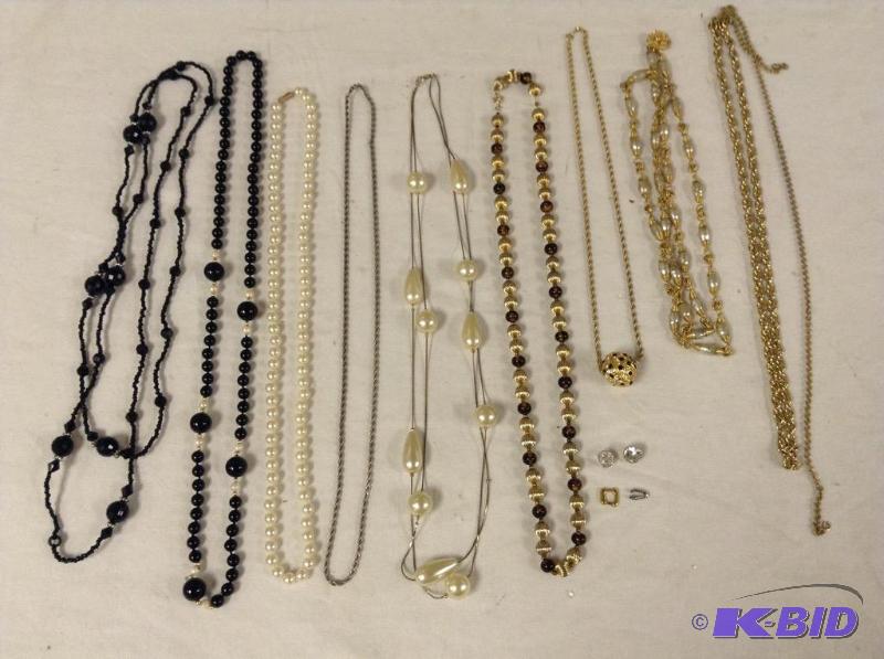 lot 72 image: Assortment of Necklaces