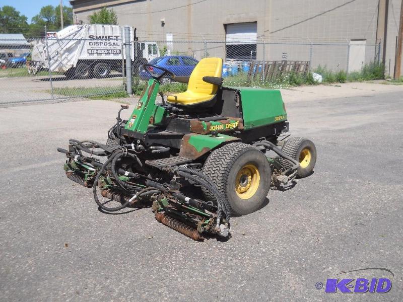 lot 1 image: John Deere 3215-A Commercial Reel Mower. Diesel. NO RESERVE