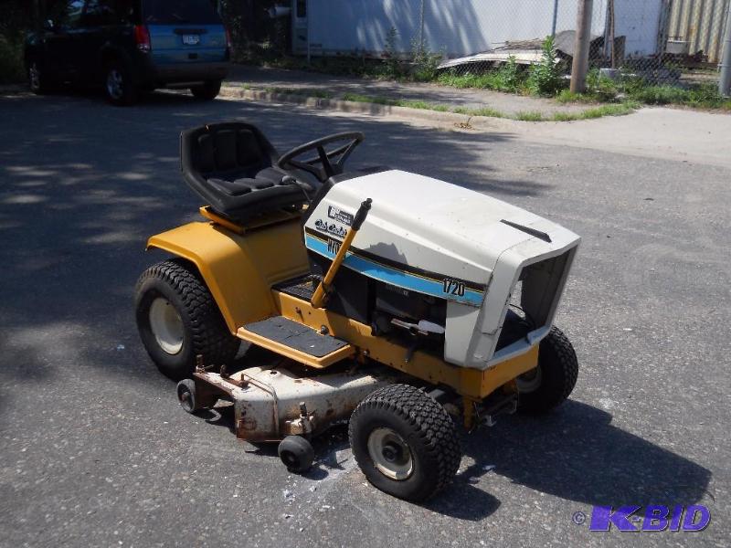 lot 4 image: Cub Cadet 1720 Garden Tractor Lawn Mower. 46 cut.