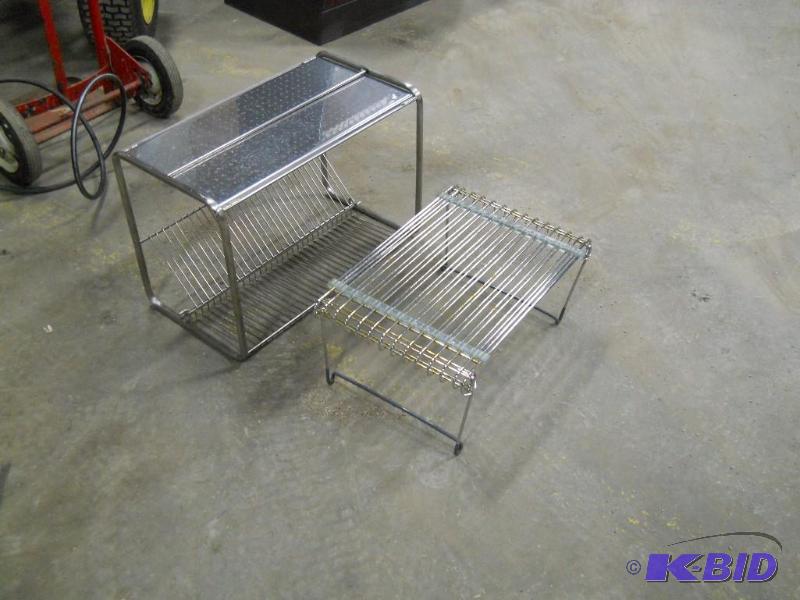 lot 47 image: 2 Wire Shelves