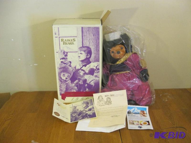 lot 118 image: Collectable Limited Edition&nbspRaikes Bear....