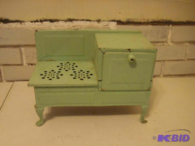 lot 17 image: Vintage Metal Play Doll StoveOven...