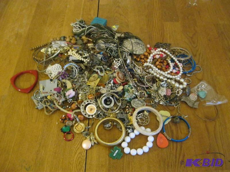 lot 190 image: Lot Of Mixed Jewelry, Some Broke...