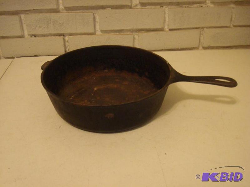 lot 202 image: Wagner Ware Deep Frying Pan...