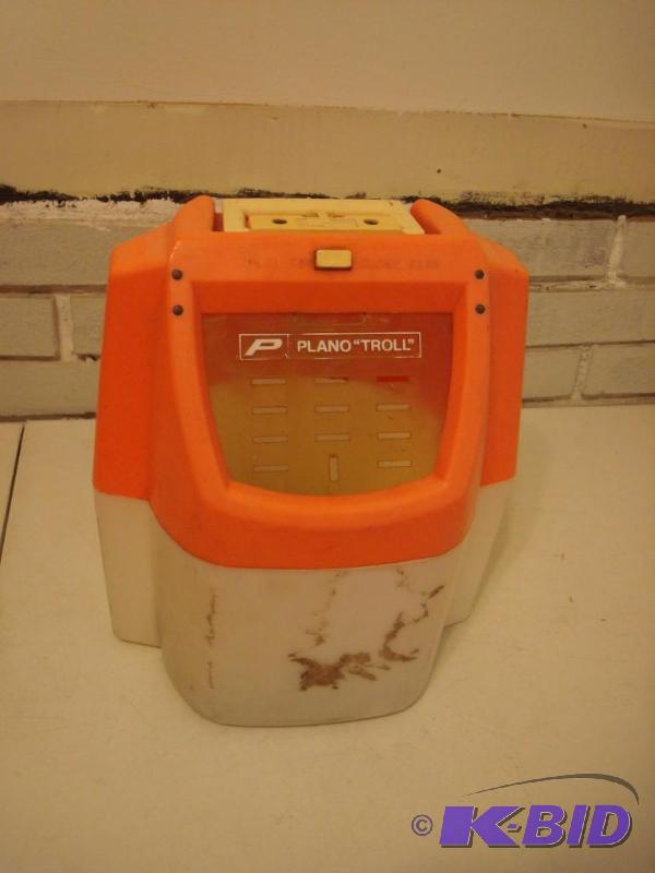 lot 230 image: Plastic Minnow Bucket...