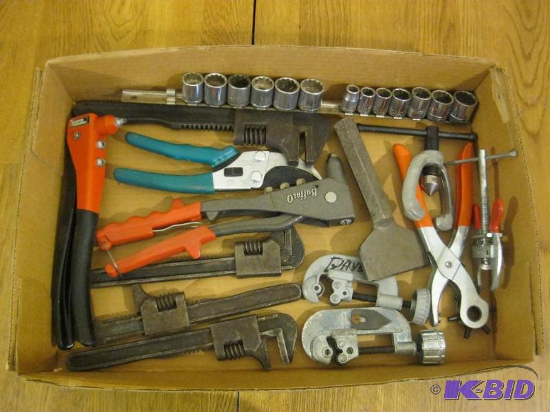 lot 242 image: Lot Of Wrenches And Tools...