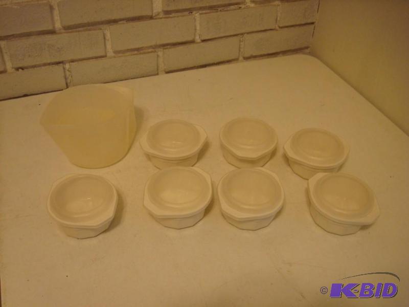 lot 264 image: Anchor Hocking Small Tupperware...