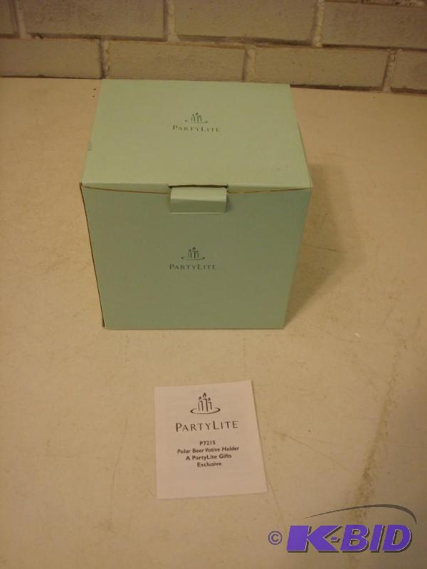 lot 281 image: New Partylite Polar Bear Holder...
