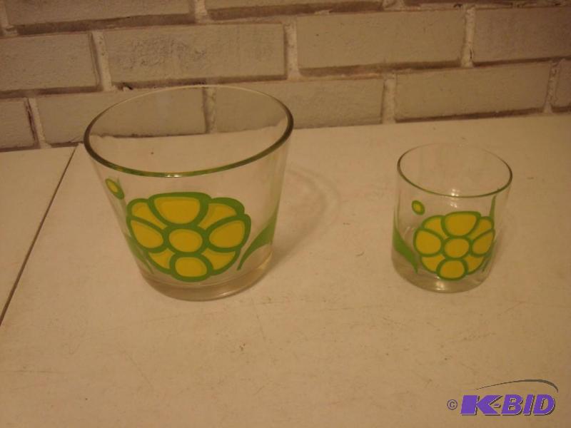 lot 31 image: Vintage Flower Glass Wear....