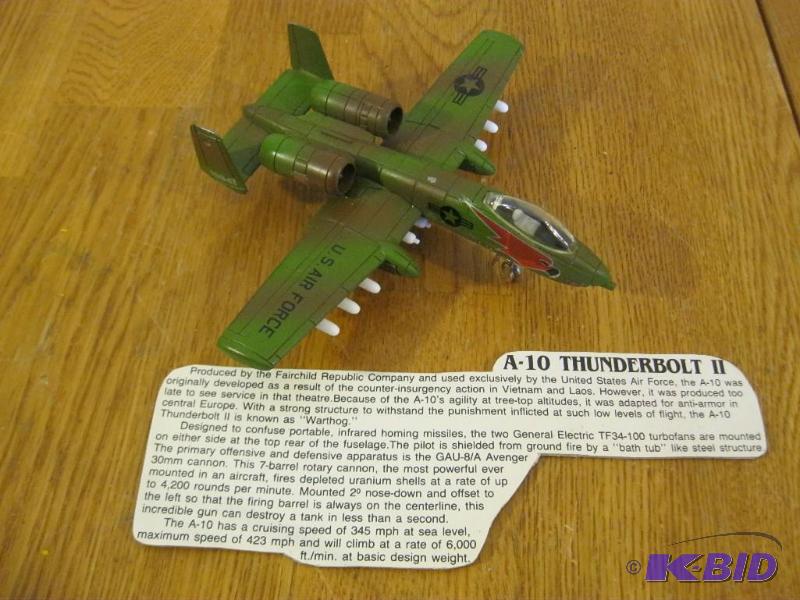 lot 4 image: Ertl&nbspDie-Cast A-10 Thunderbolt II. ...