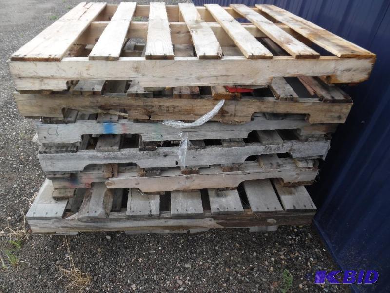 lot 15 image: pallets