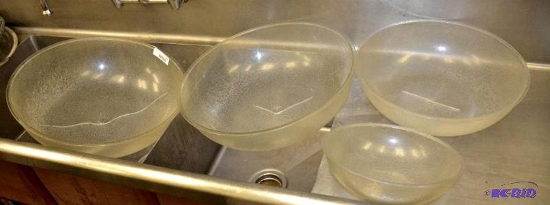 lot 124 image: Plastic serving bowls of various sizes , set ...