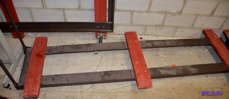 lot 215 image: 8 Platform rolling hand truck...