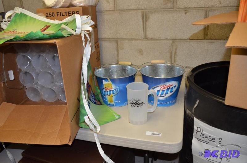 lot 244 image: 34 oz Michelob Golden LIght Frosty Plastic&nb...