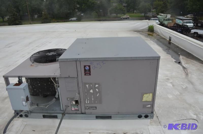lot 25I image: Carrier air-conditioning unit model 48 TJE006...