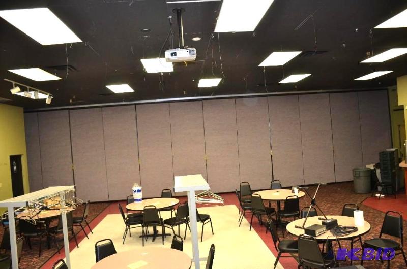 lot 293 image: Kwik-Wall foldable wall divider approx 140&qu...