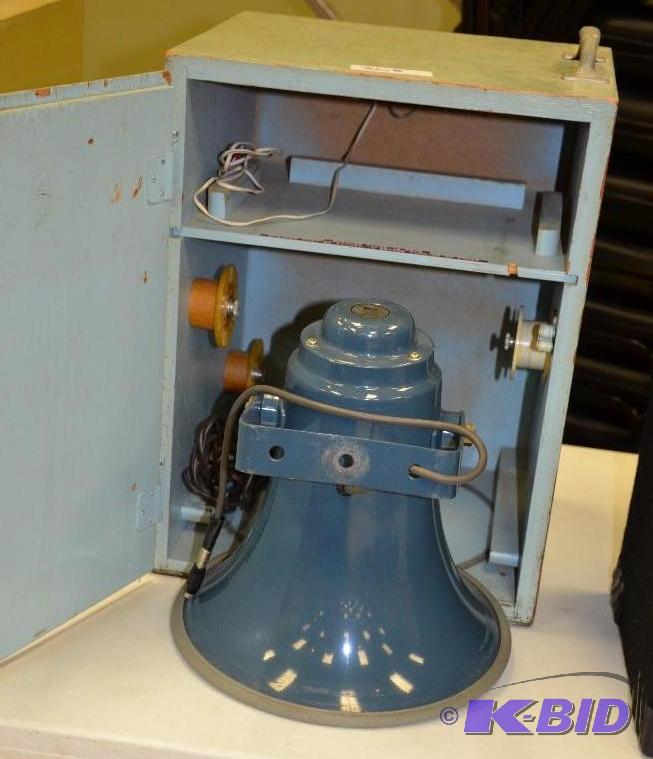 lot 30B image: Power horn R 49-1238 in green wood case 12x1...