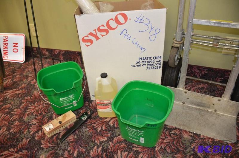 lot 348 image: Large lot of 20 oz plastic cups, keystone liq...