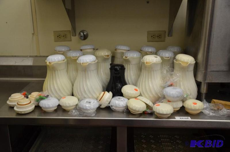 lot 70 image: 2 shelves&nbspof&nbspCarafes, as seen (up a...