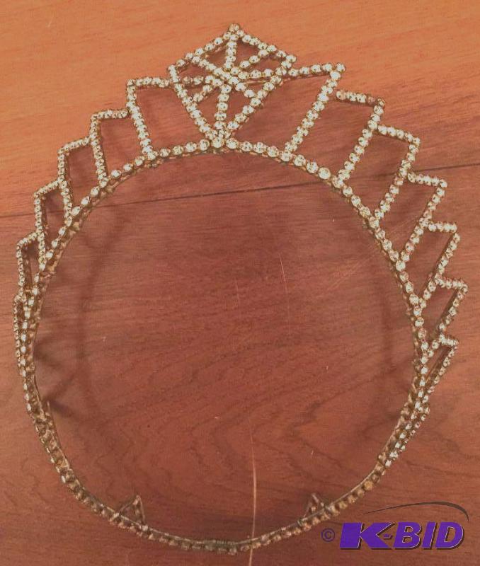 lot 109 image: Vintage Adult Tiara