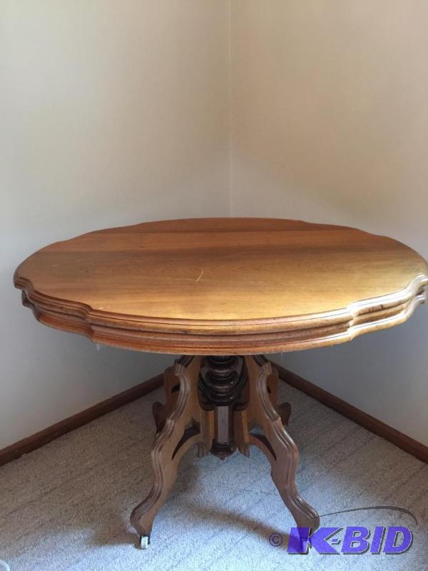 lot 117 image: Vintage Ornate Table