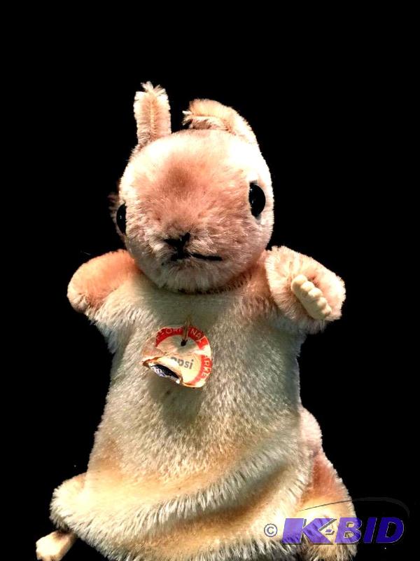 lot 125 image: Steiff Puppet - Lopsi the Squirrel