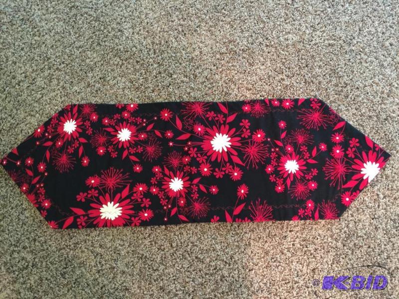 lot 173 image: Festive Table Runner