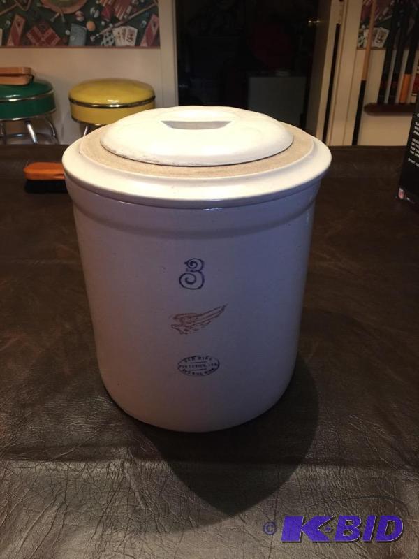 lot 39 image: Redwing #3 Crock With Lid