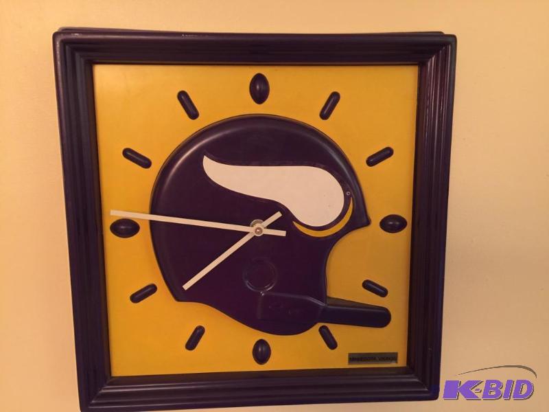 lot 41 image: Battery Operated Vikings Clock