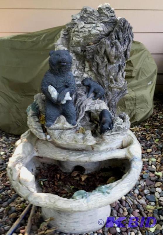 lot 8 image: Large Bear Garden Scuplture