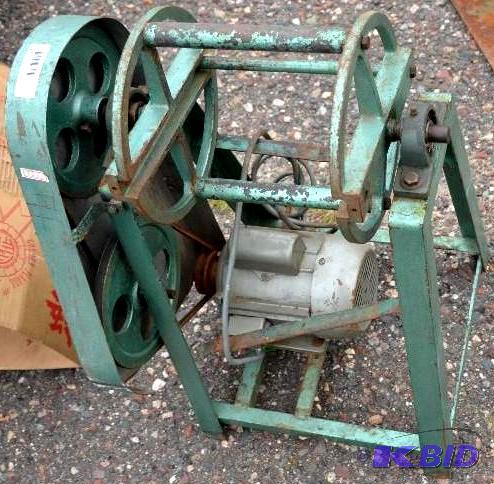 lot 32 image: Gold chain winder. This was used to wind larg...