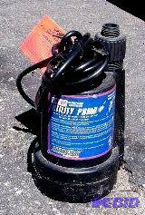 lot 12 image: Baracuda 14 hp Thermo Plastic Submersible Ut...