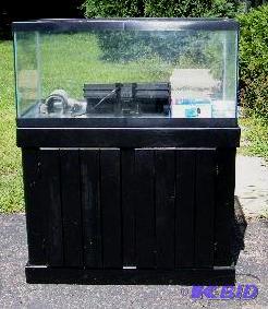 lot 16 image: Large 30 Gallon&nbspAquarium - Has wooden st...