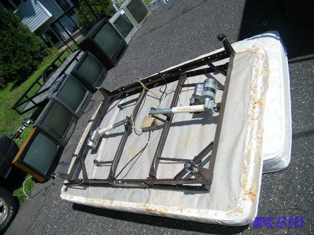 lot 17 image: Craftmatic Lift Bed - Can move the legs and b...