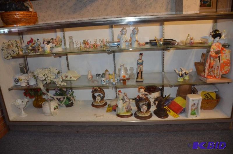 lot 112 image: Shelf of collectibles (middle shelf) 2 Royal...
