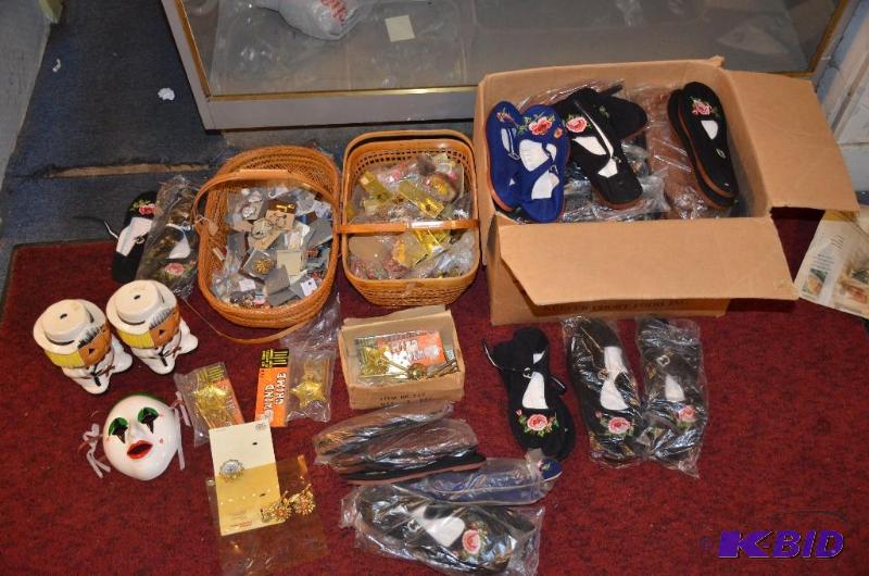 lot 114 image: Lot of misc. items Christmas ornaments 2 pu...